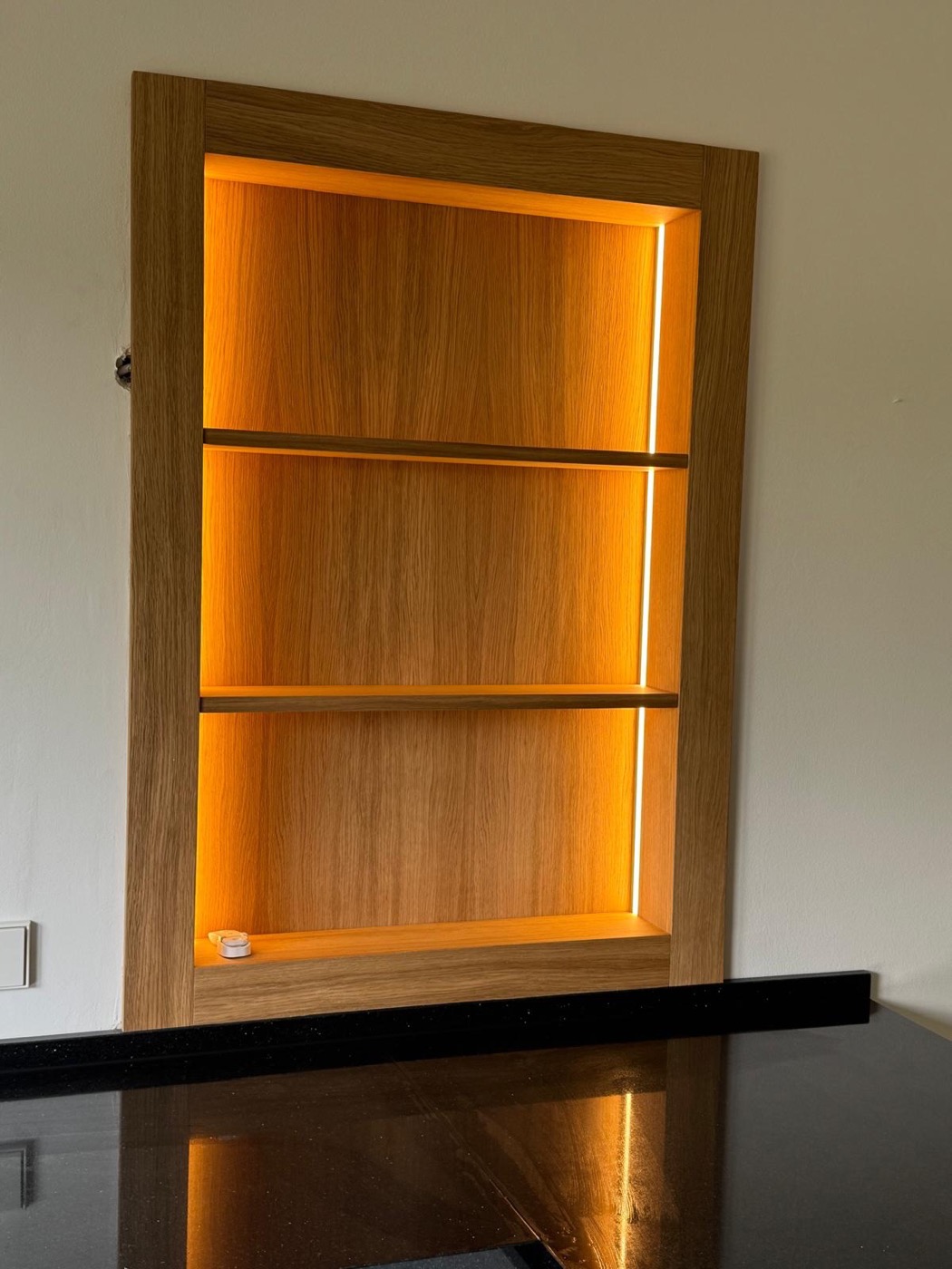 Étagère en bois avec éclairage intégré réalisée sur mesure